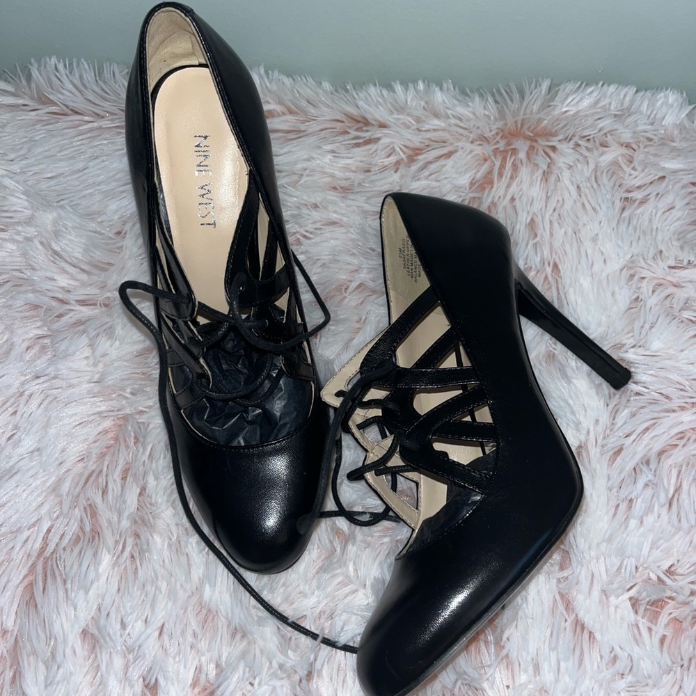Super sharp Nine West shoes! Black, lace up front, 4 inch heel. Worn 2 times.